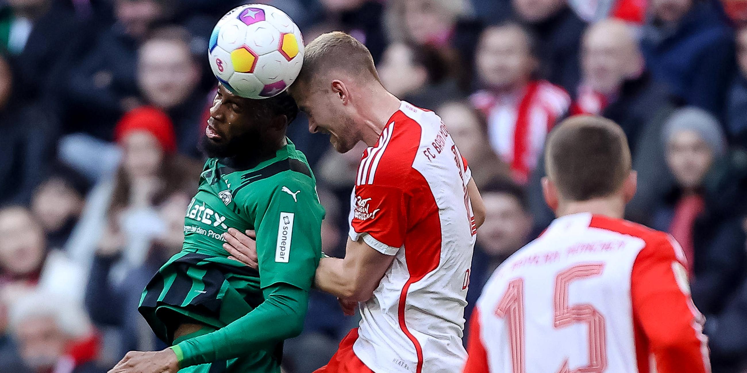 Jordan (Borussia Mönchengladbach) und Matthijs de Ligt (FC Bayern München) kämpfen um den Ball.