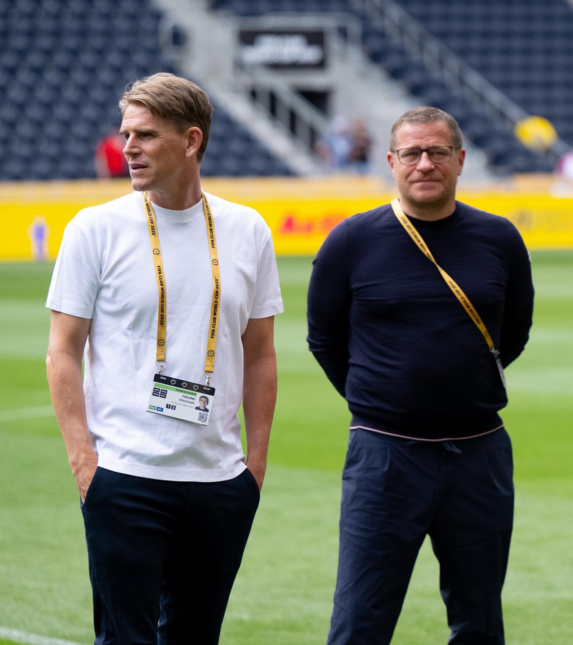 Münchens Sportdirektor Christoph Freund, Max Eberl, Sportvorstand des FC Bayern München, und Münchens Trainer Vincent Kompany treffen sich vor dem Spiel gegen Auckland im Stadion.