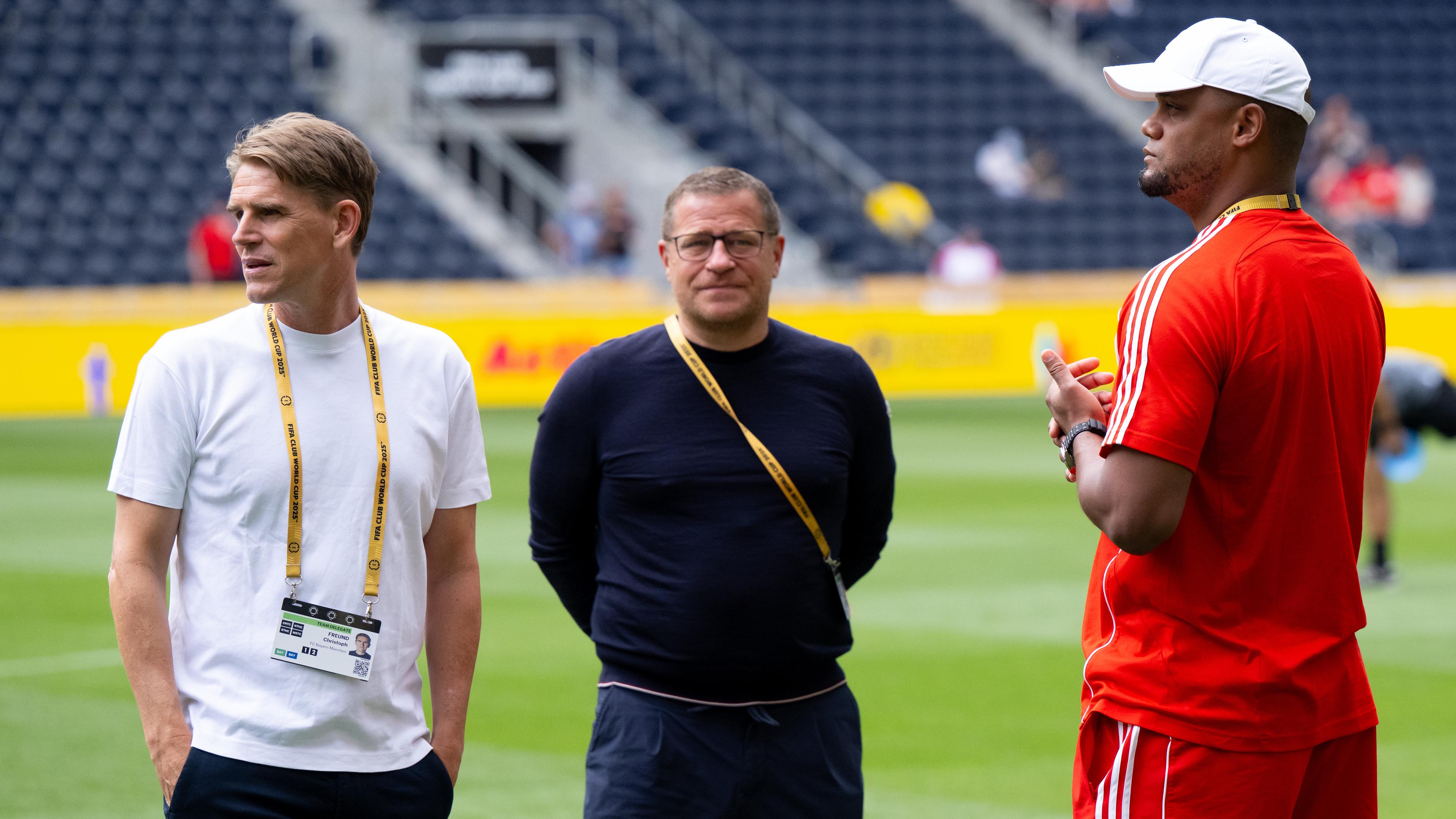 Münchens Sportdirektor Christoph Freund, Max Eberl, Sportvorstand des FC Bayern München, und Münchens Trainer Vincent Kompany treffen sich vor dem Spiel gegen Auckland im Stadion.