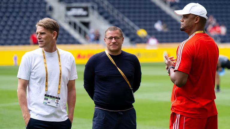 Münchens Sportdirektor Christoph Freund, Max Eberl, Sportvorstand des FC Bayern München, und Münchens Trainer Vincent Kompany treffen sich vor dem Spiel gegen Auckland im Stadion.