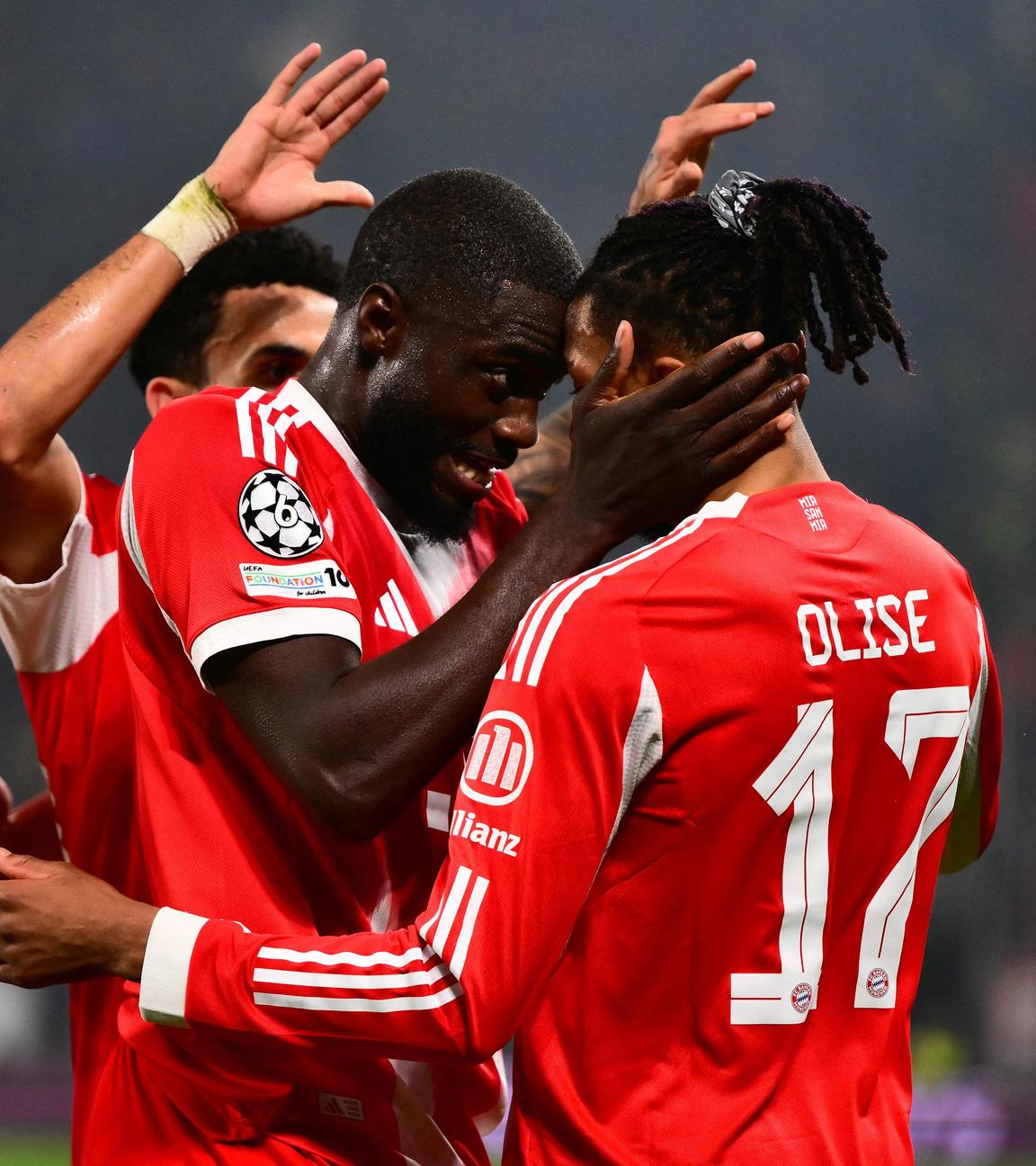 Spieler des FC Bayern beim Torjubel