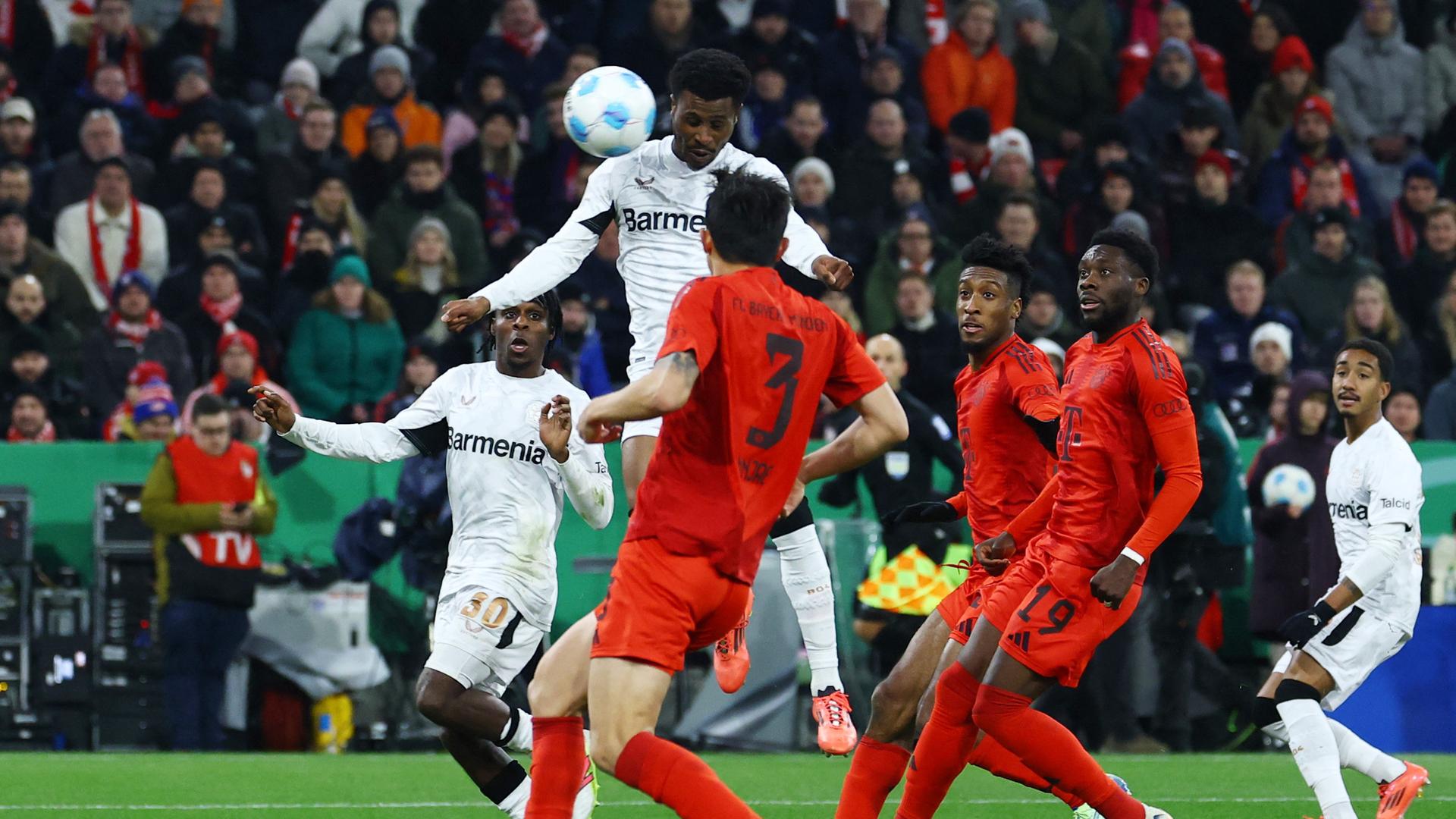 Nathan Tella schießt das 0:1.