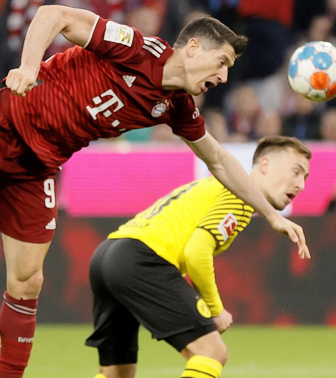 Münchens Robert Lewandowski (l.) in Aktion gegen Dortmunds Felix Passlack (r.).