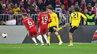 Fabio Silva von Borussia Dortmund trifft im Spiel bei Bayern München zum 2:2-Endstand.