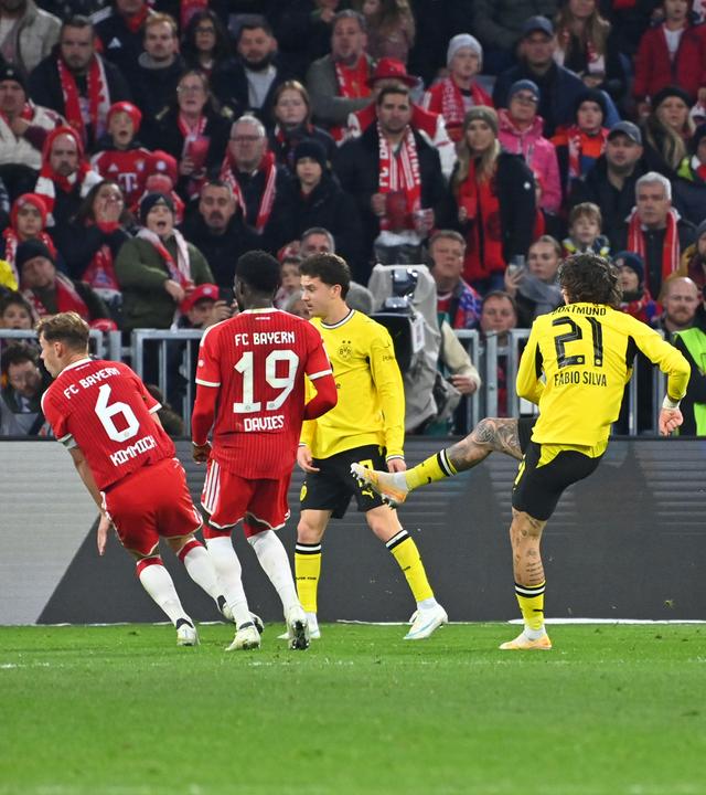 Fabio Silva von Borussia Dortmund trifft im Spiel bei Bayern München zum 2:2-Endstand.