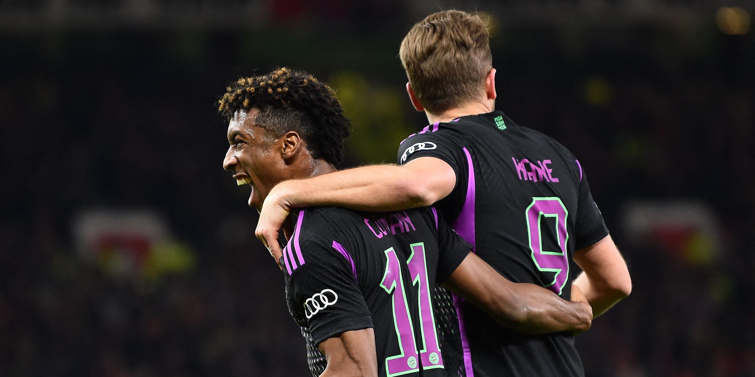 Bayern Münchens Kingsley Coman bejubelt sein Tor mit Harry Kane im Spiel bei Manchester United