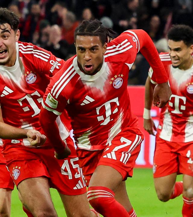 Michael Olise (FC Bayern München) jubelt. 