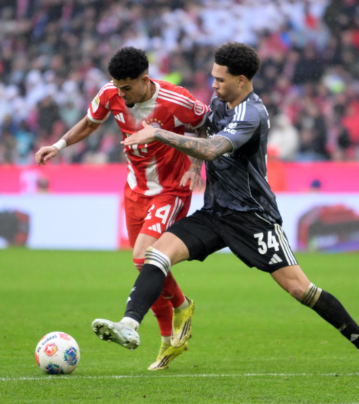 Luis Diaz (Bayern München) kämpft. 