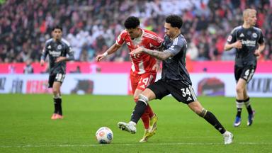 Bayern macht es gegen Frankfurt am Ende spannend