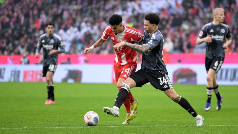 Luis Diaz (Bayern München) kämpft. 