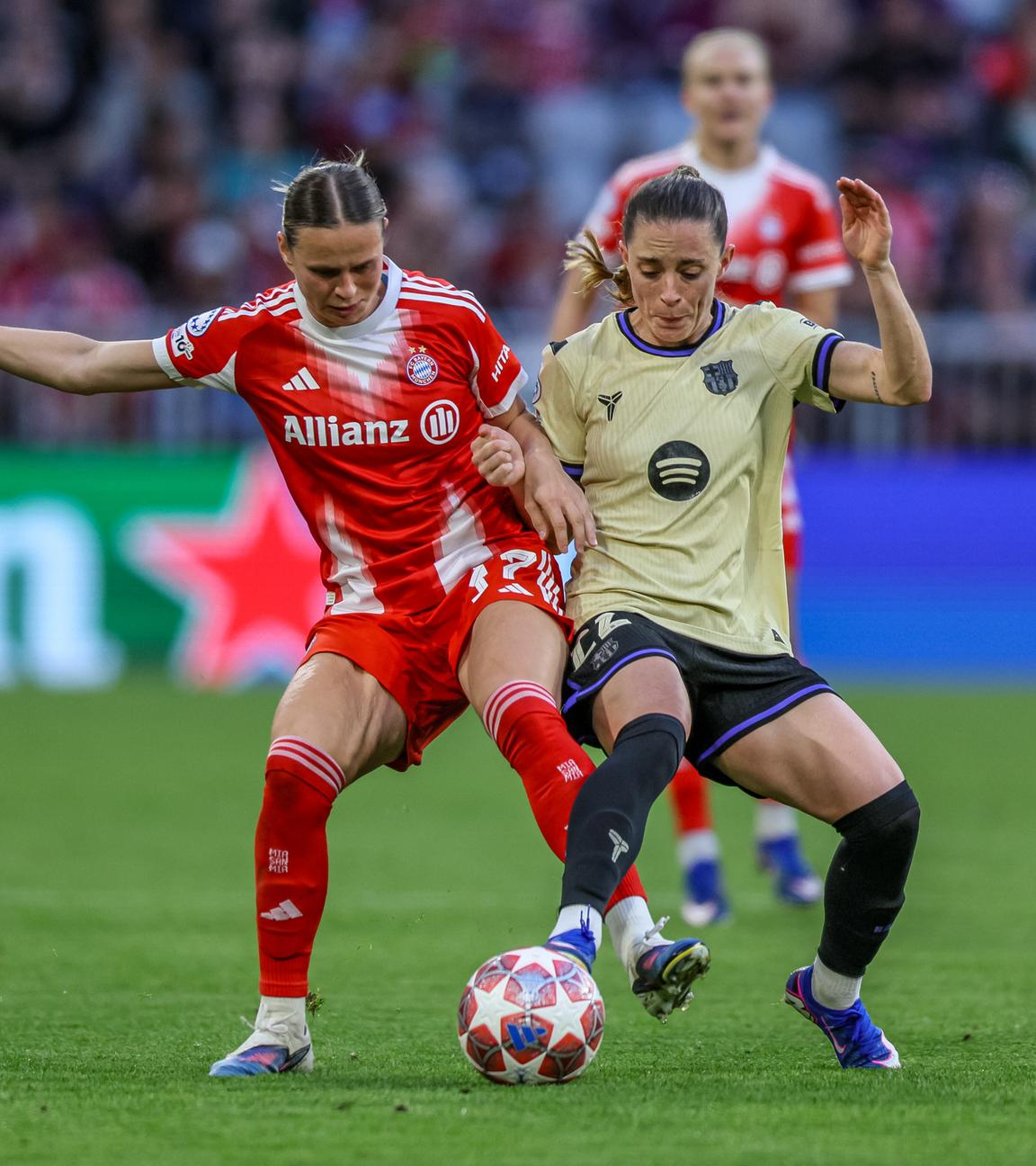 Klara Buehl (Bayern München) und Ona Batlle (FC Barcelona) kämpfen. 