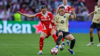 Klara Buehl (Bayern München) und Ona Batlle (FC Barcelona) kämpfen. 