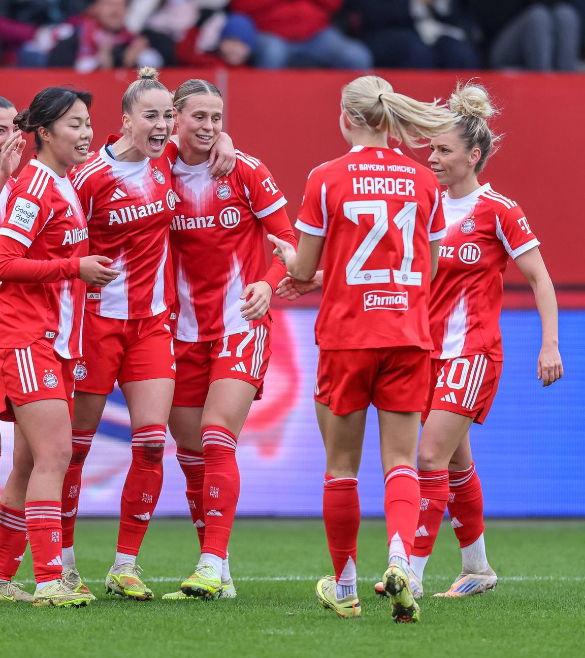 Die Spielerinnen des FC Bayern München jubeln.