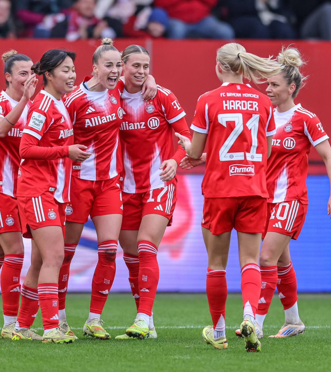 Die Spielerinnen des FC Bayern München jubeln.