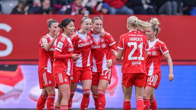 Die Spielerinnen des FC Bayern München jubeln.