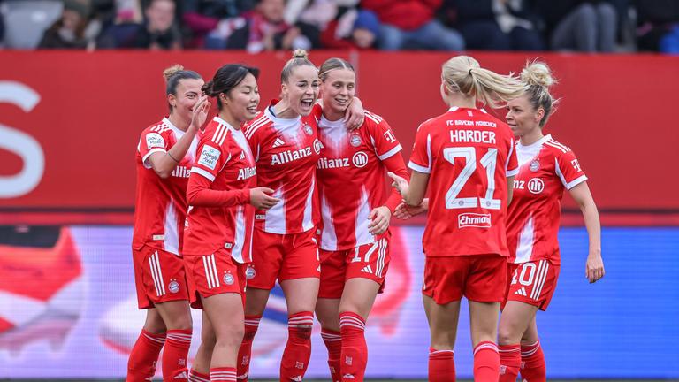 Die Spielerinnen des FC Bayern München jubeln.