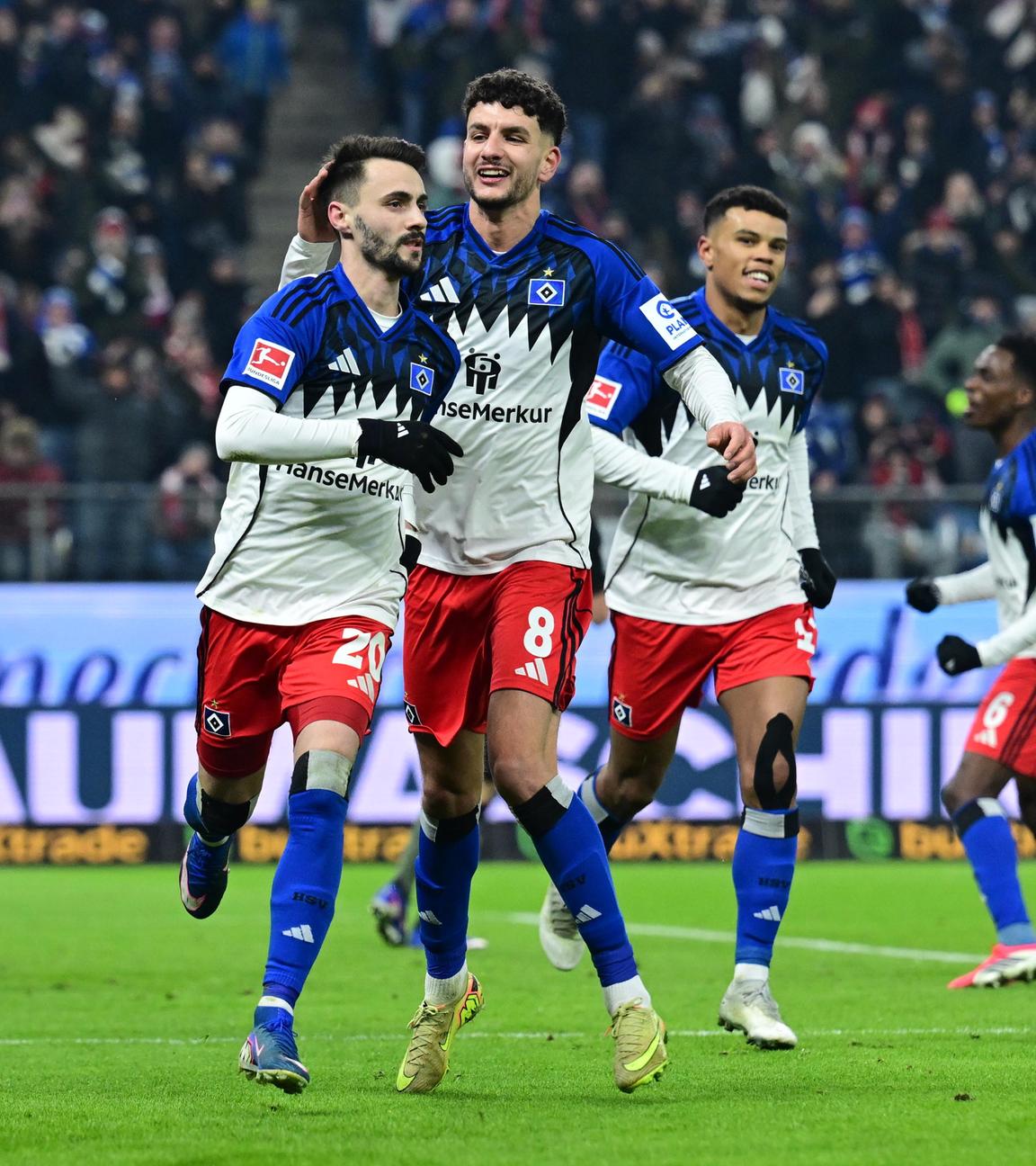 Fabio Vieira, Daniel Elfadli (Hamburger SV) jubeln. 