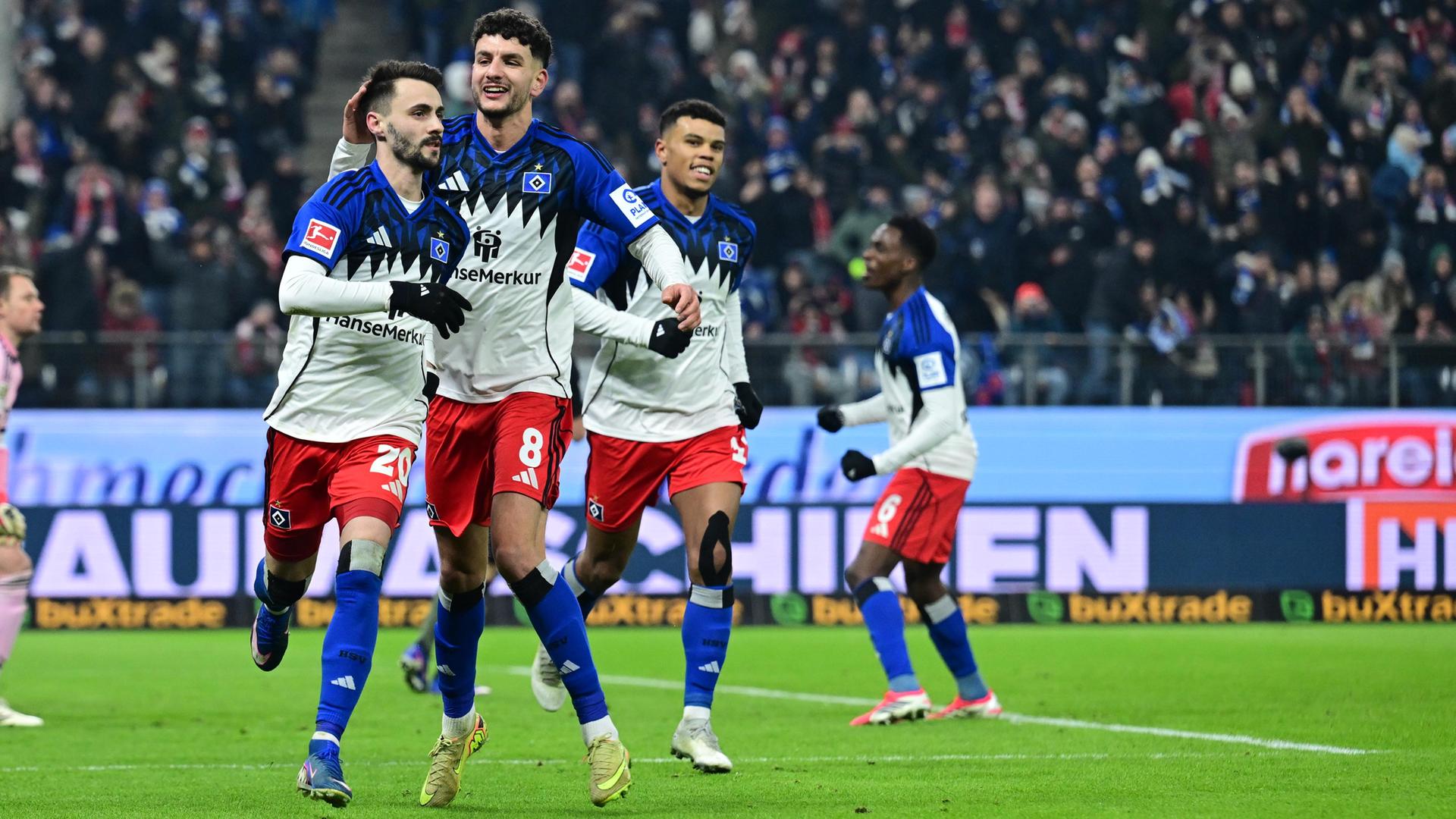 Fabio Vieira, Daniel Elfadli (Hamburger SV) jubeln. 