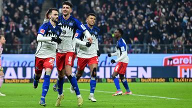 Fabio Vieira, Daniel Elfadli (Hamburger SV) jubeln. 