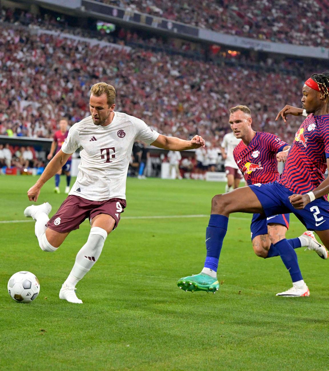 Harry Kane im Supercup gegen Mohamed Simakan
