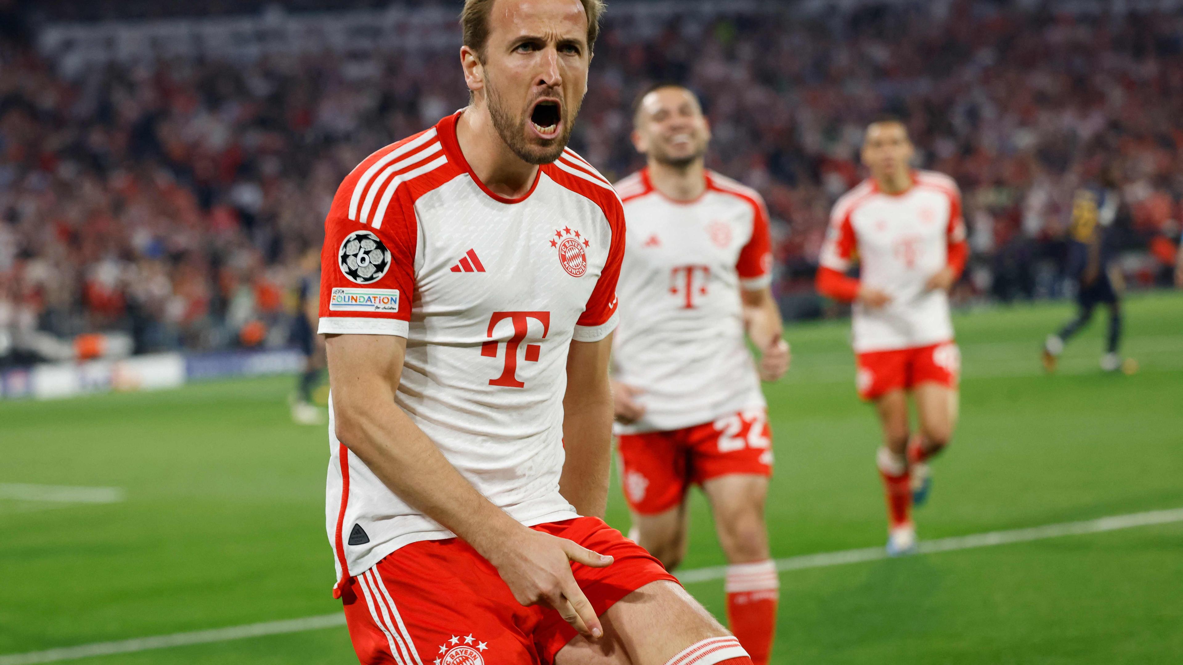 Bayerns Torjäger Harry Kane jubelt nach seinem verwandelten Elfer zum 2:1 gegen Real Madrid