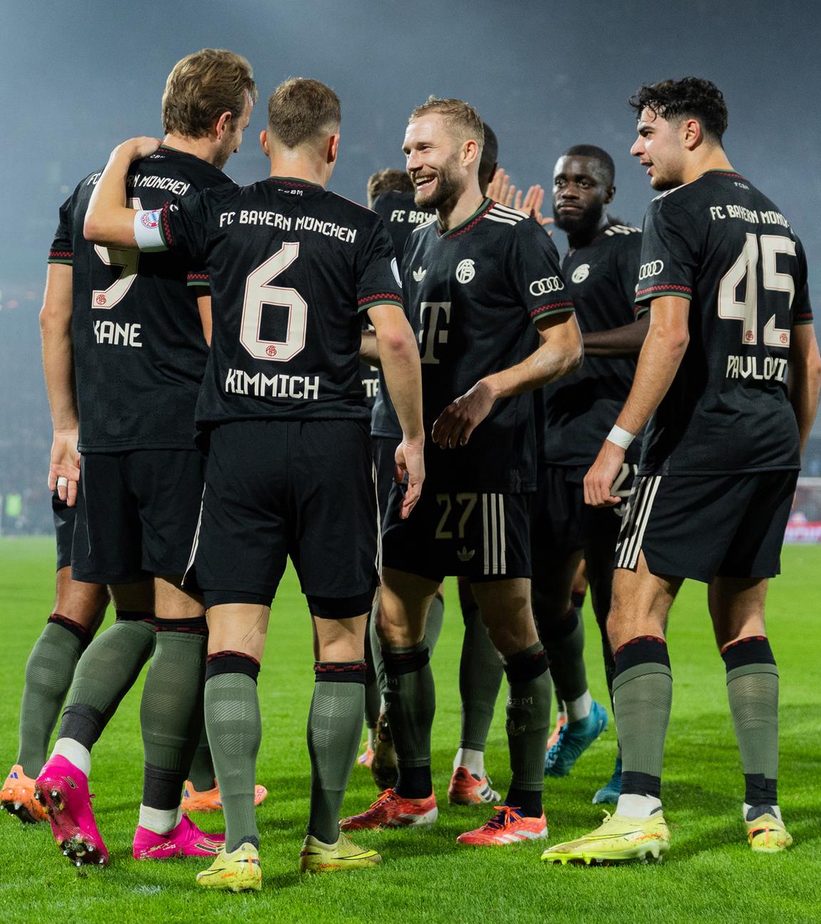 Münchens Harry Kane (l) jubelt. 