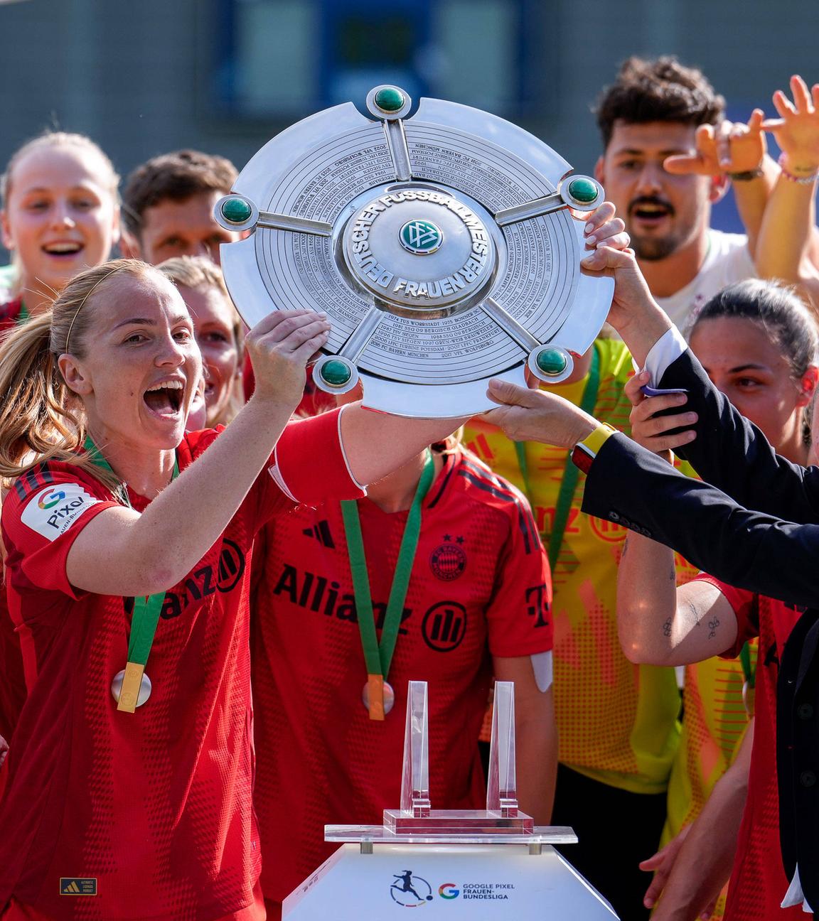 Glodis Perla Viggosdottir von Bayern München bekommt die Meisterschale