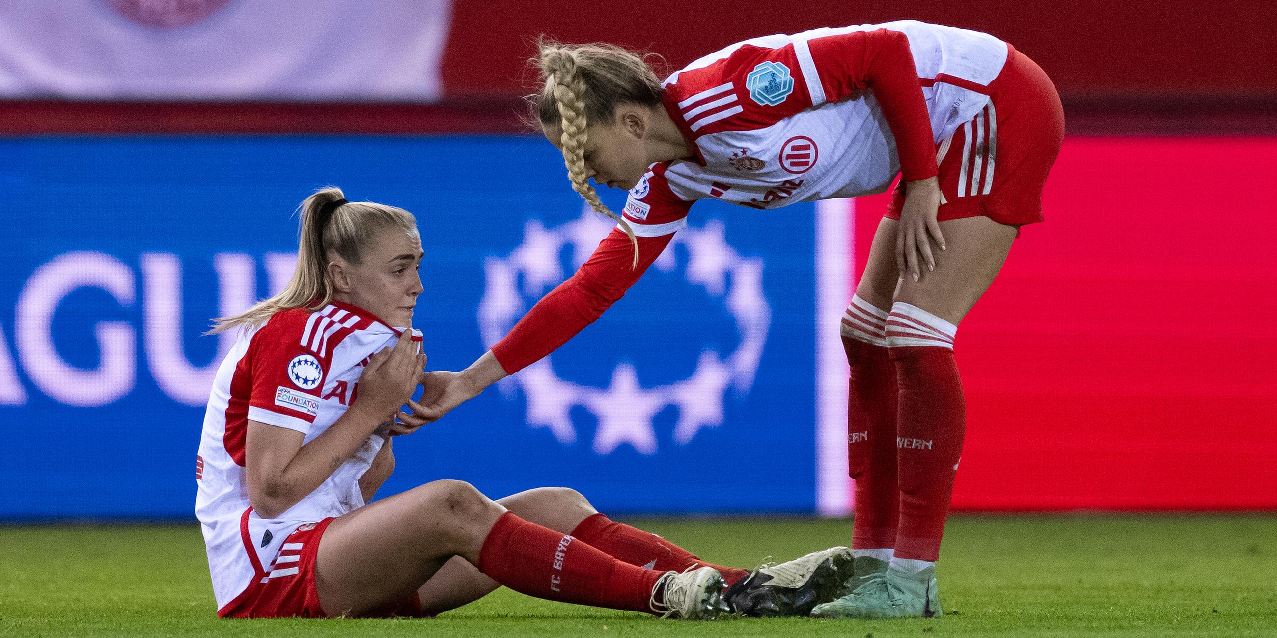 Georgia Stanway (l) und Giulia Gwinn stehen nach dem Spiel auf dem Platz.