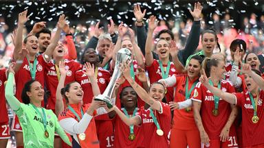 Die Fußballerinnen des FC Bayern stemmen den DFB-Pokal in die Höhe