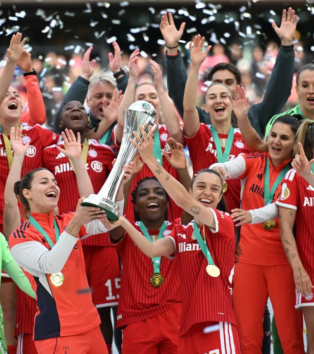 Die Fußballerinnen des FC Bayern stemmen den DFB-Pokal in die Höhe