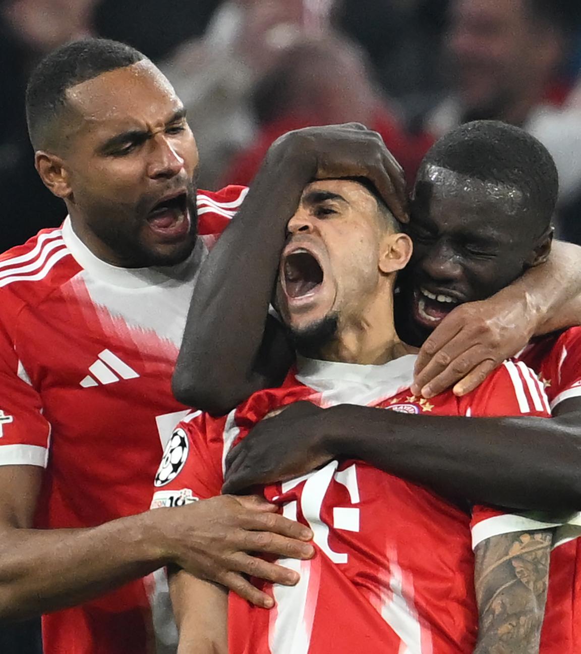 Luis Diaz (M,Bayern München) feiert mit Dayot Upamecano (r, Bayern München) und Jonathan Tah (Bayern München) nach seinem Tor zum 3:3.