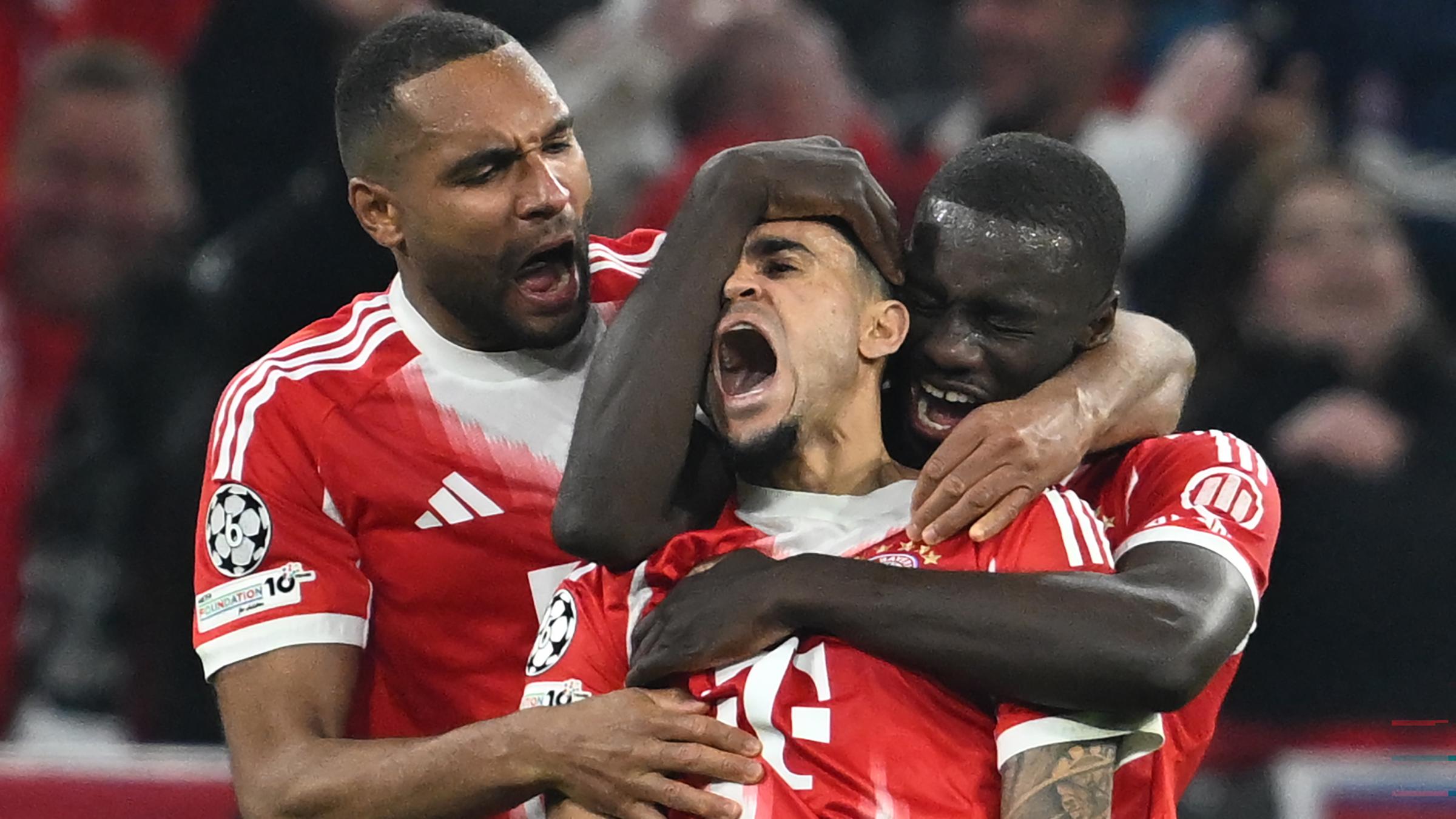 Luis Diaz (M,Bayern München) feiert mit Dayot Upamecano (r, Bayern München) und Jonathan Tah (Bayern München) nach seinem Tor zum 3:3.