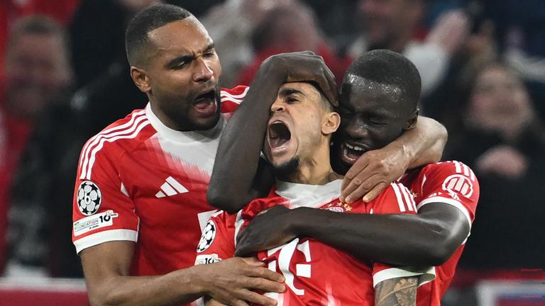 Luis Diaz (M,Bayern München) feiert mit Dayot Upamecano (r, Bayern München) und Jonathan Tah (Bayern München) nach seinem Tor zum 3:3.