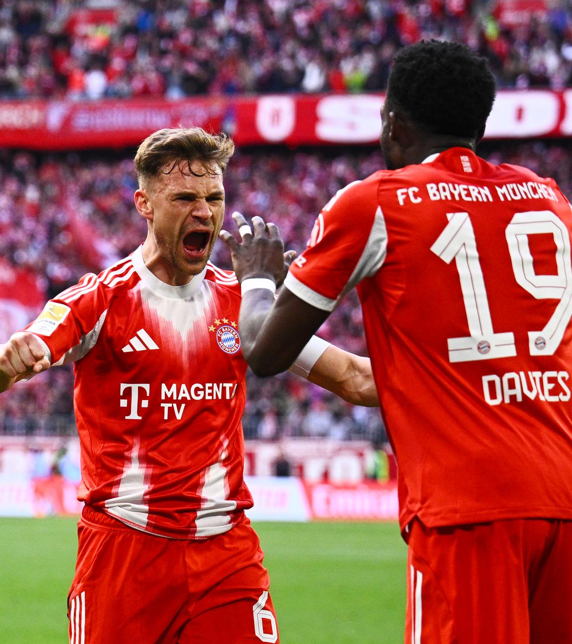 Joshua Kimmich jubelt mit Alphonso Davies nach dessen Tor zum 3:1 beim Spiel gegen den VfB Stuttgart.