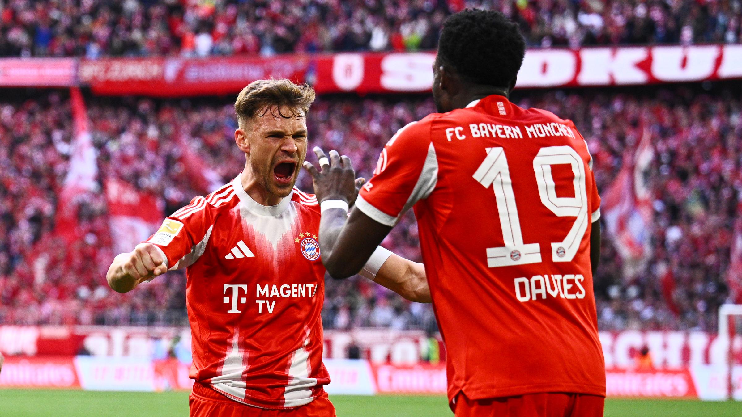 Joshua Kimmich jubelt mit Alphonso Davies nach dessen Tor zum 3:1 beim Spiel gegen den VfB Stuttgart.