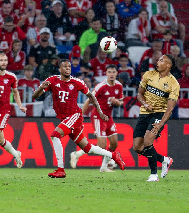 Michael Olise (FC Bayern München) und Jamie Leweling (VfB Stuttgart) kämpfen. 