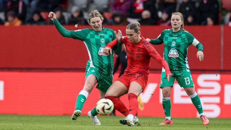 Kaylie Ronan (Werder Bremen) und Klara Bühl (Bayern München) im Zweikampf.