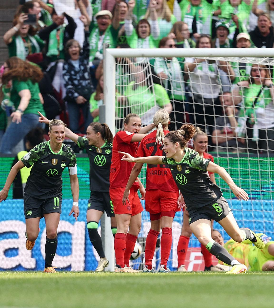 Dominique Janssen (Wolfsburg) jubelt mit ihrem Team.