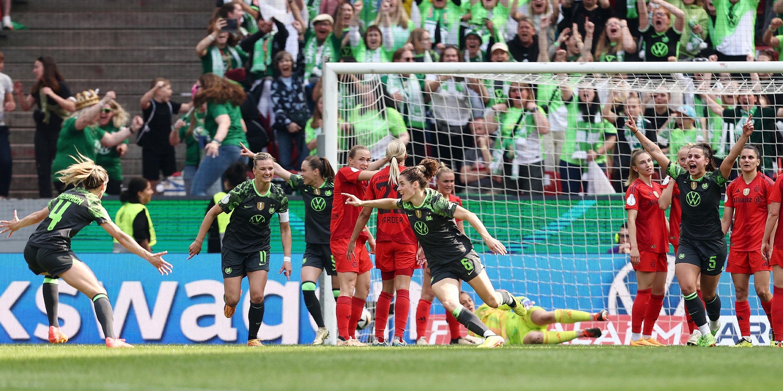 Dominique Janssen (Wolfsburg) jubelt mit ihrem Team.