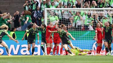 Dominique Janssen (Wolfsburg) jubelt mit ihrem Team.