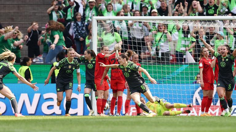 Dominique Janssen (Wolfsburg) jubelt mit ihrem Team.