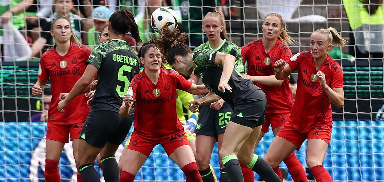 Dominique Janssen (Wolfsburg) erzielt das Tor zum 0:2. 