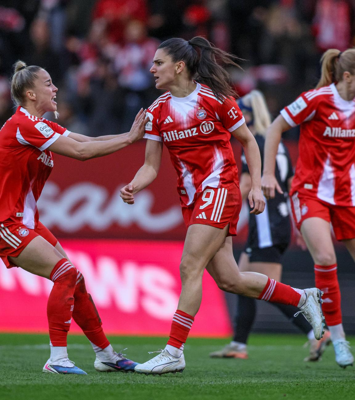 Jovana Damnjanović (FC Bayern München) jubelt. 