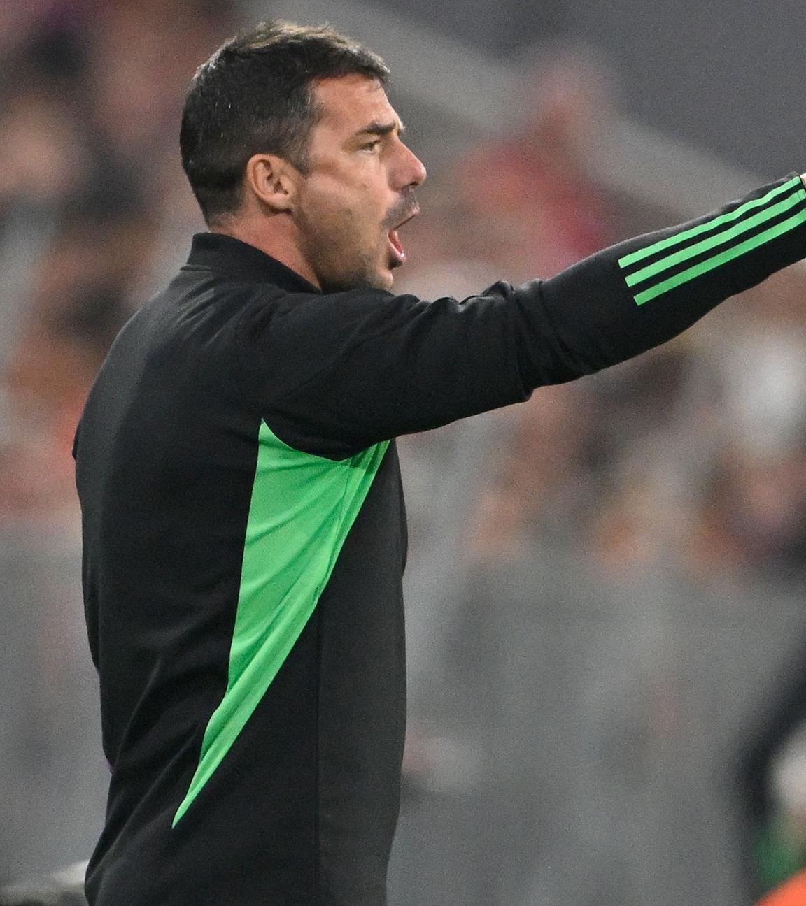 Bayern Münchens Co-Trainer Zsolt Löw gestikuliert während einem Spiel.