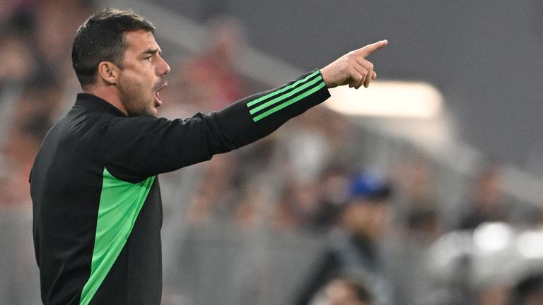 Bayern Münchens Co-Trainer Zsolt Löw gestikuliert während einem Spiel.
