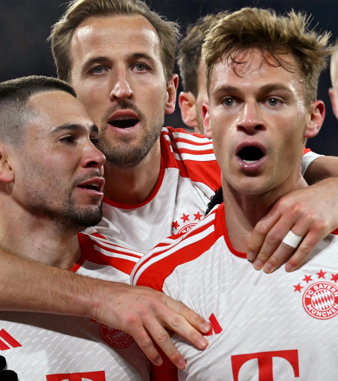 Bayern Münchens Joshua Kimmich feiert seinen ersten Treffer mit Raphael Guerreiro und Harry Kane.