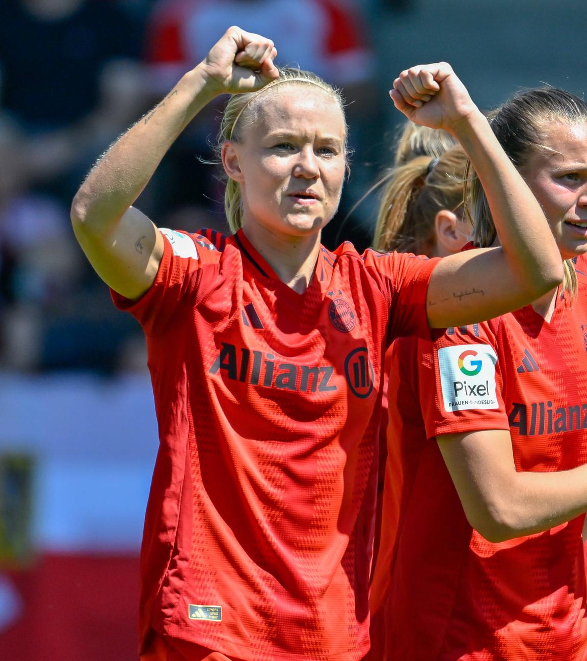 Pernille Harder jubelt über ihr Tor zum 3:0.