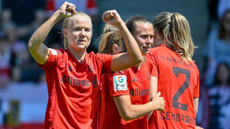 Pernille Harder jubelt über ihr Tor zum 3:0.