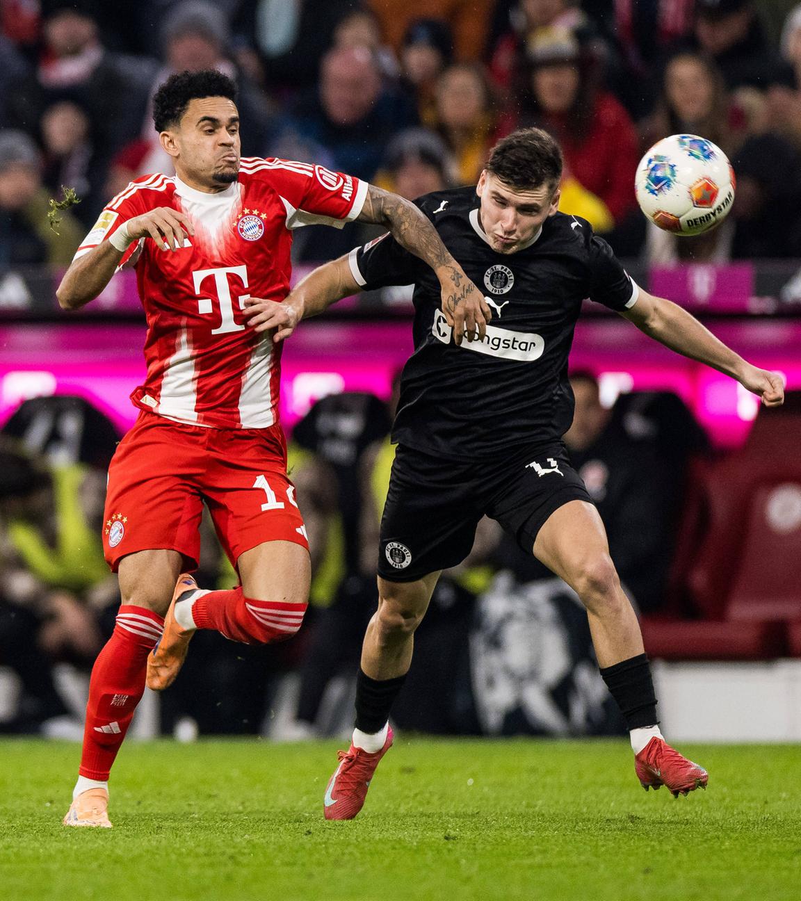 Luis Diaz (FC Bayern München) wird im Wettlauf um den Ball von Arkadiusz Pyrka bedrängt.