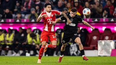 Luis Diaz (FC Bayern München) wird im Wettlauf um den Ball von Arkadiusz Pyrka bedrängt.